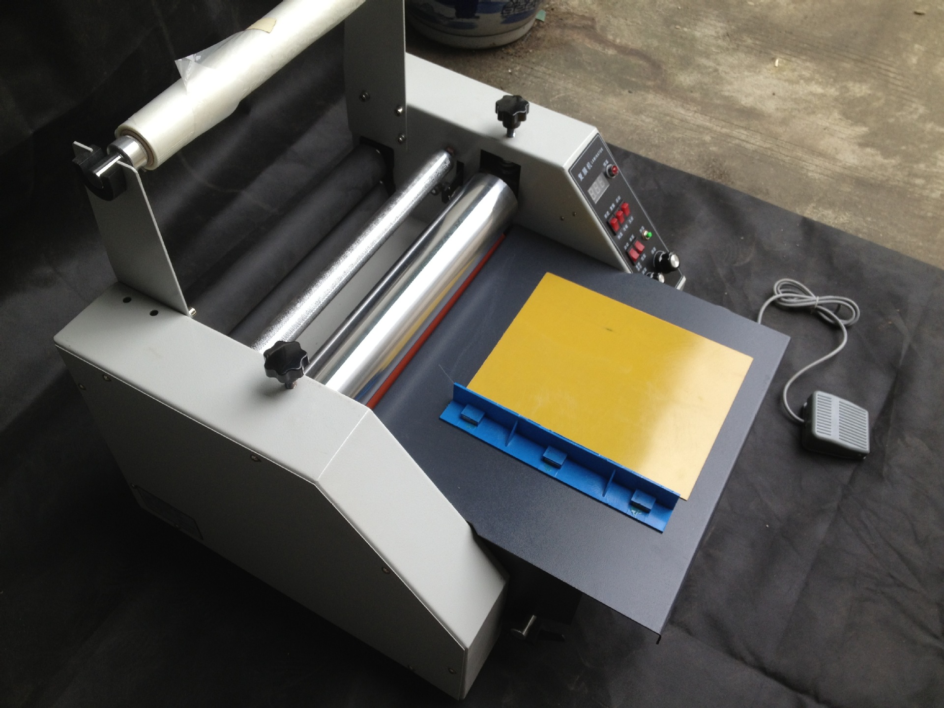 升温迅速,温度均匀 工作钢辊的压力,复膜的速度均可任意调节,机器操作