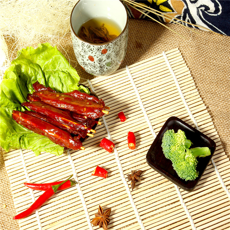 厂家直销 10g香辣鹅肉串 特色食品流通批发小吃肉类零食热卖