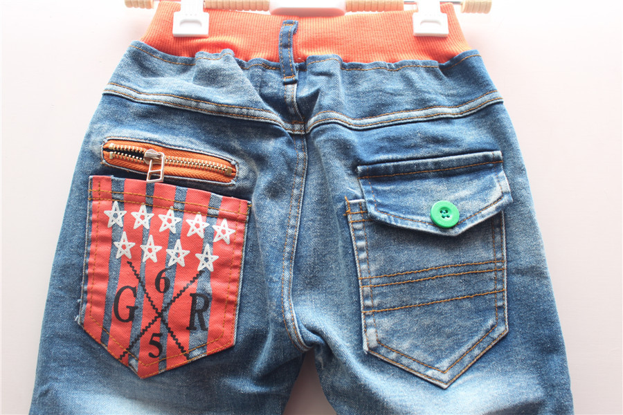 青岛外贸童装 2014春款中大童男童牛仔裤 韩版字母布兜童裤现货图片