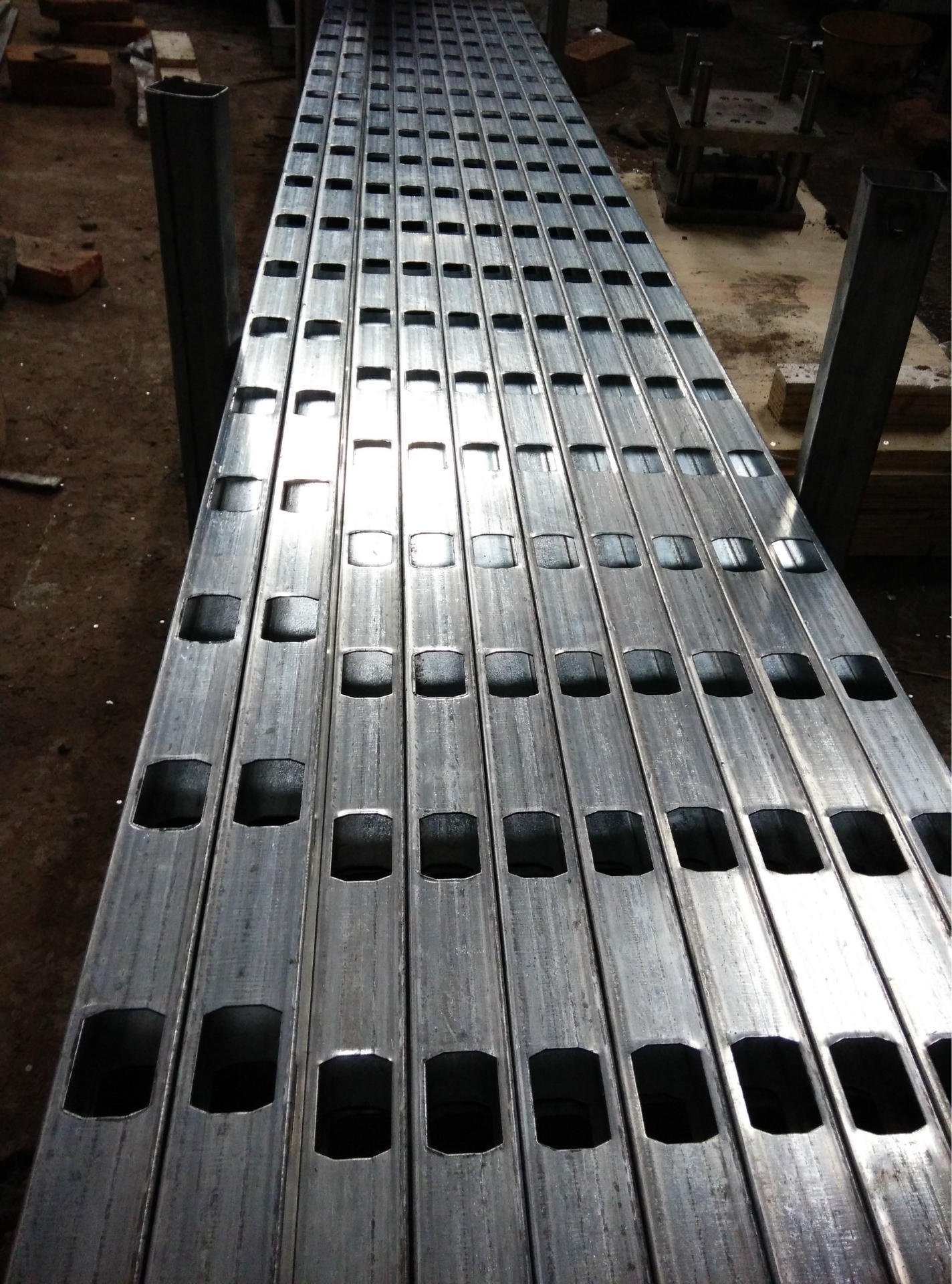 锌钢护栏方管冲孔喷塑成品厂家直销