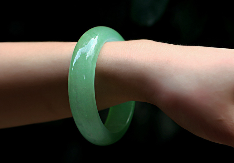 天然a级淡绿玉手镯 玉镯子 翡翠色女款玉石玉器 石英岩玉配证书