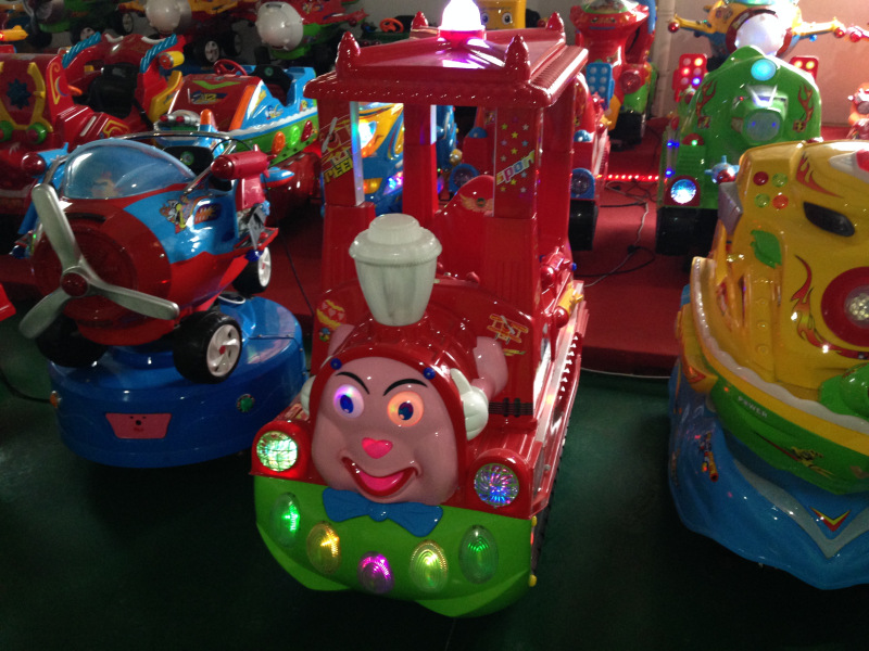 厂家直销新款儿童投币摇摆车摇摇车摇摆机冒烟顶棚小火车托马斯