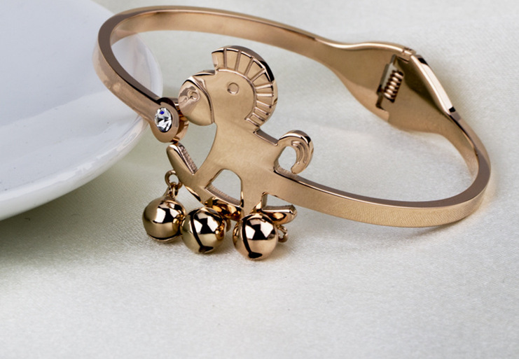 淘宝天猫爆款 三羊开泰 羊铃铛镯 钛钢玫瑰金 一件代发