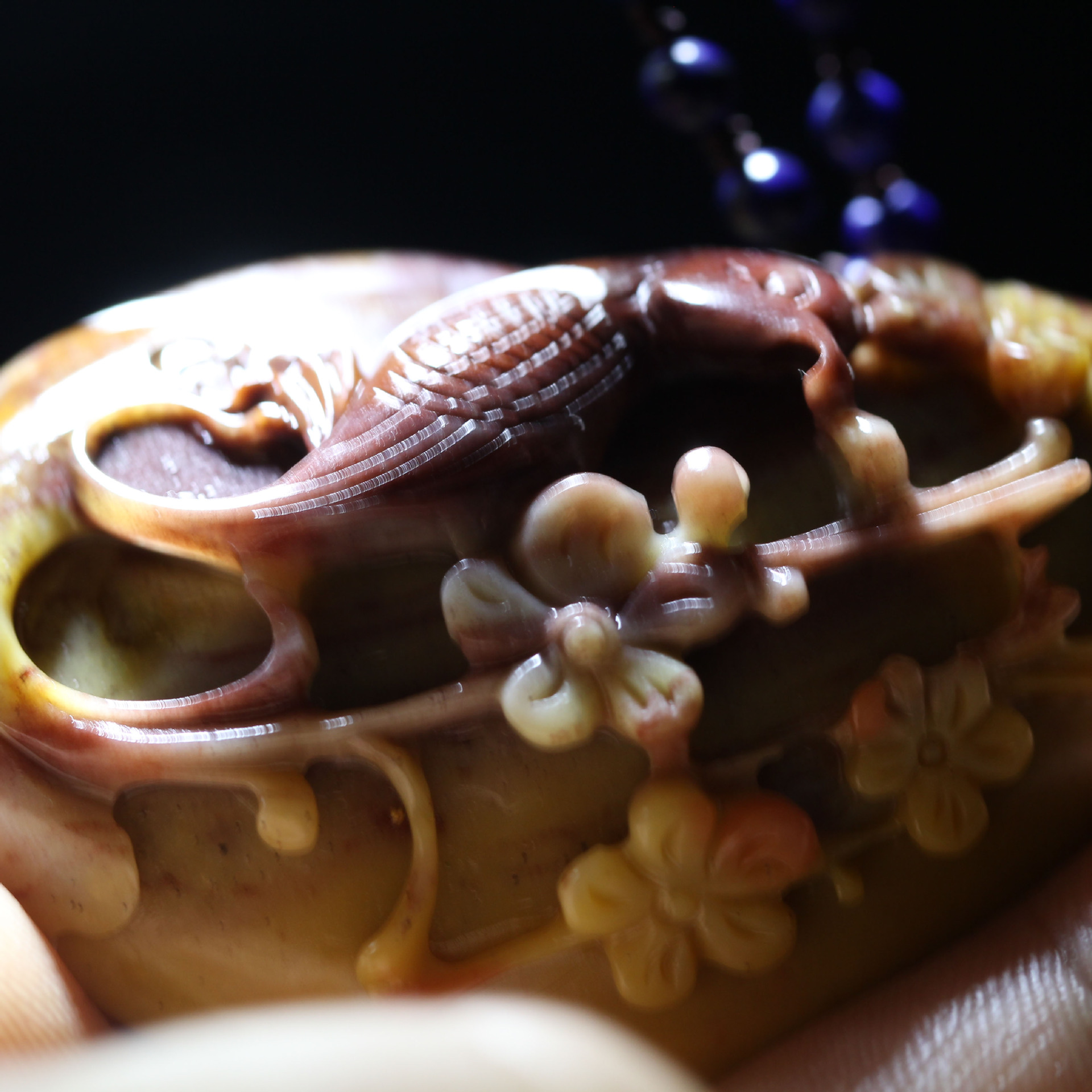 新疆天然金丝玉沙漠漆喜上眉梢挂件63克