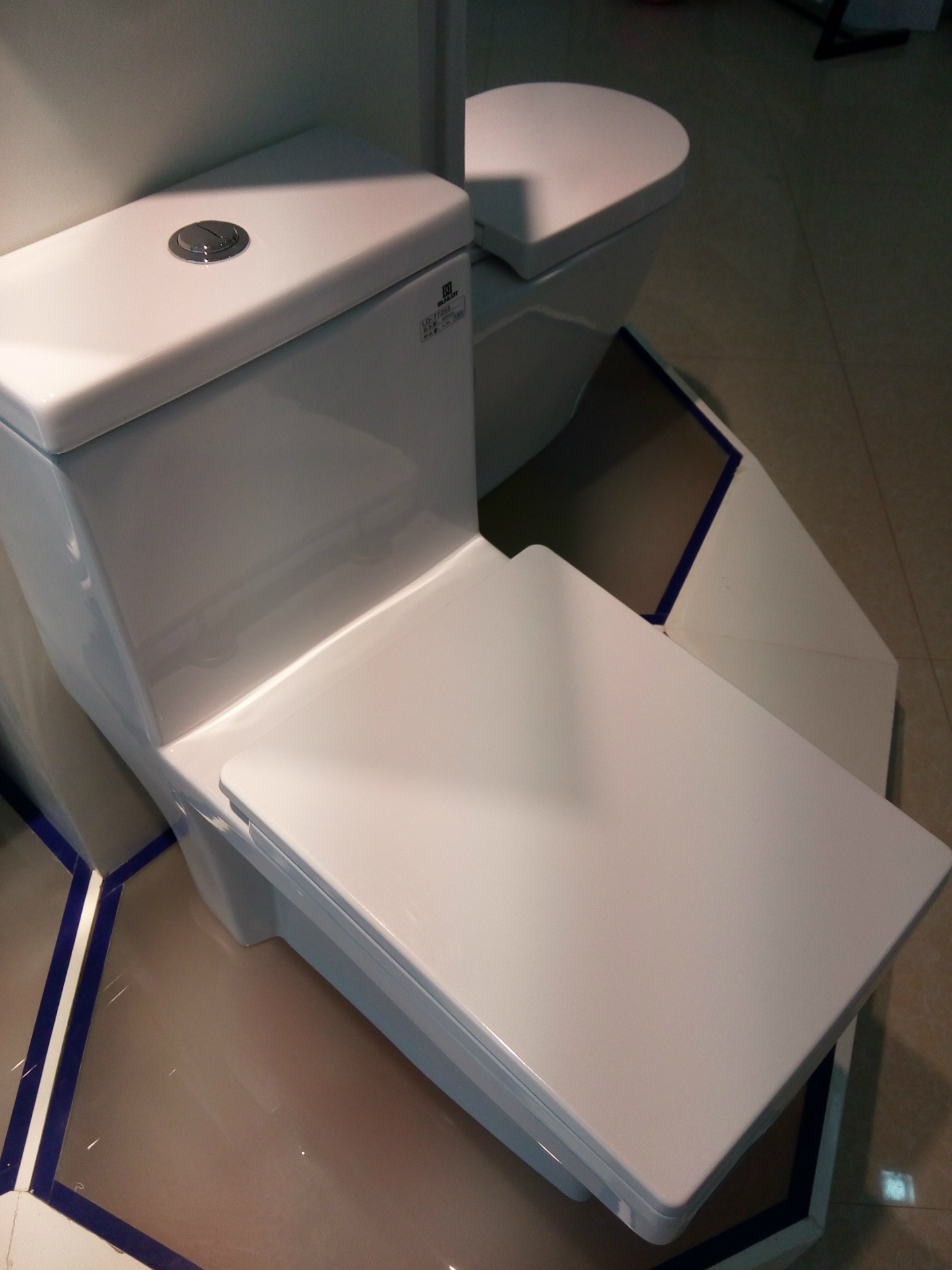 sunlot申鹭达马桶 坐便器虹吸地排式连体坐便器 ld77253