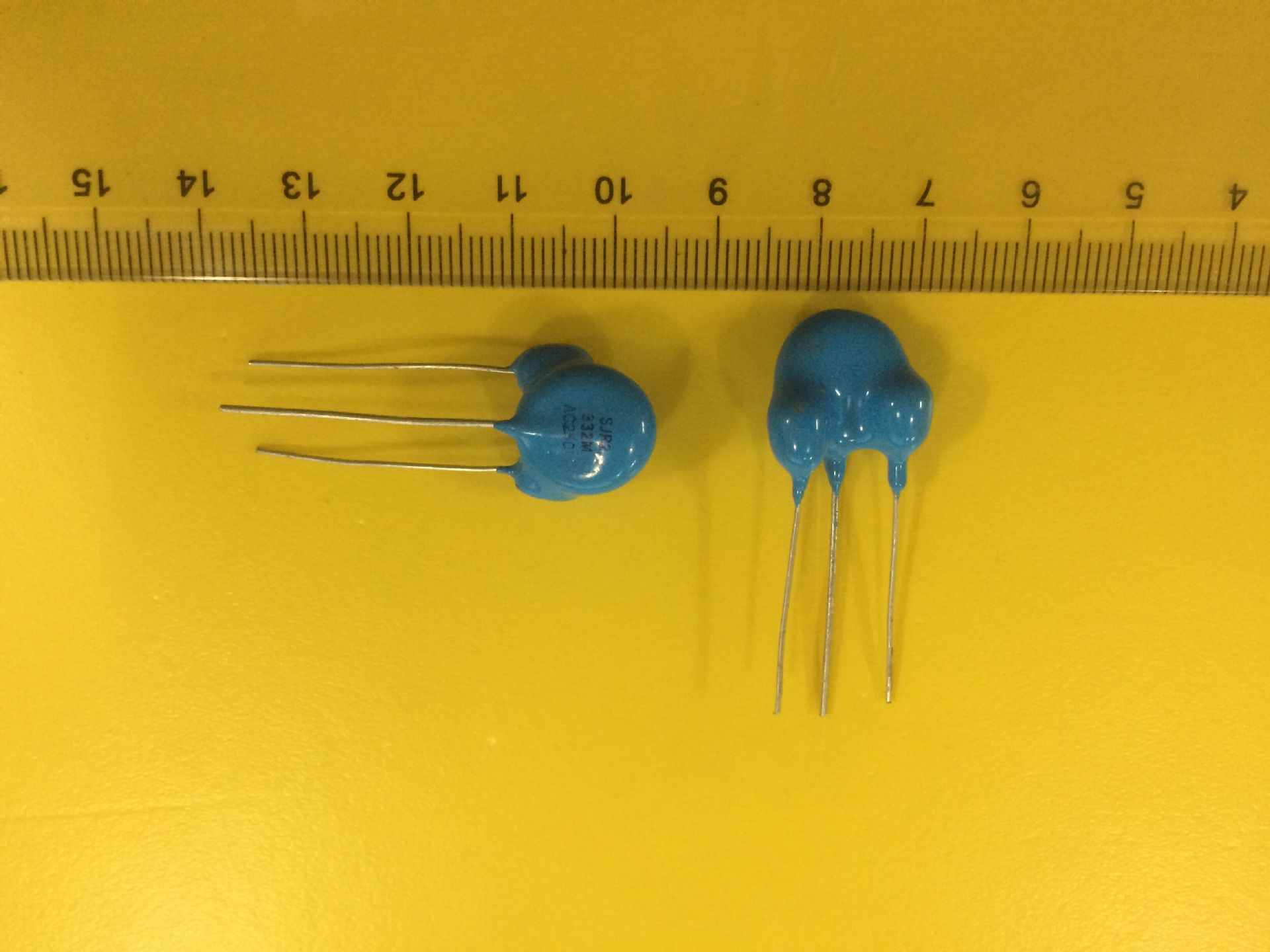 三脚高压瓷介电容器