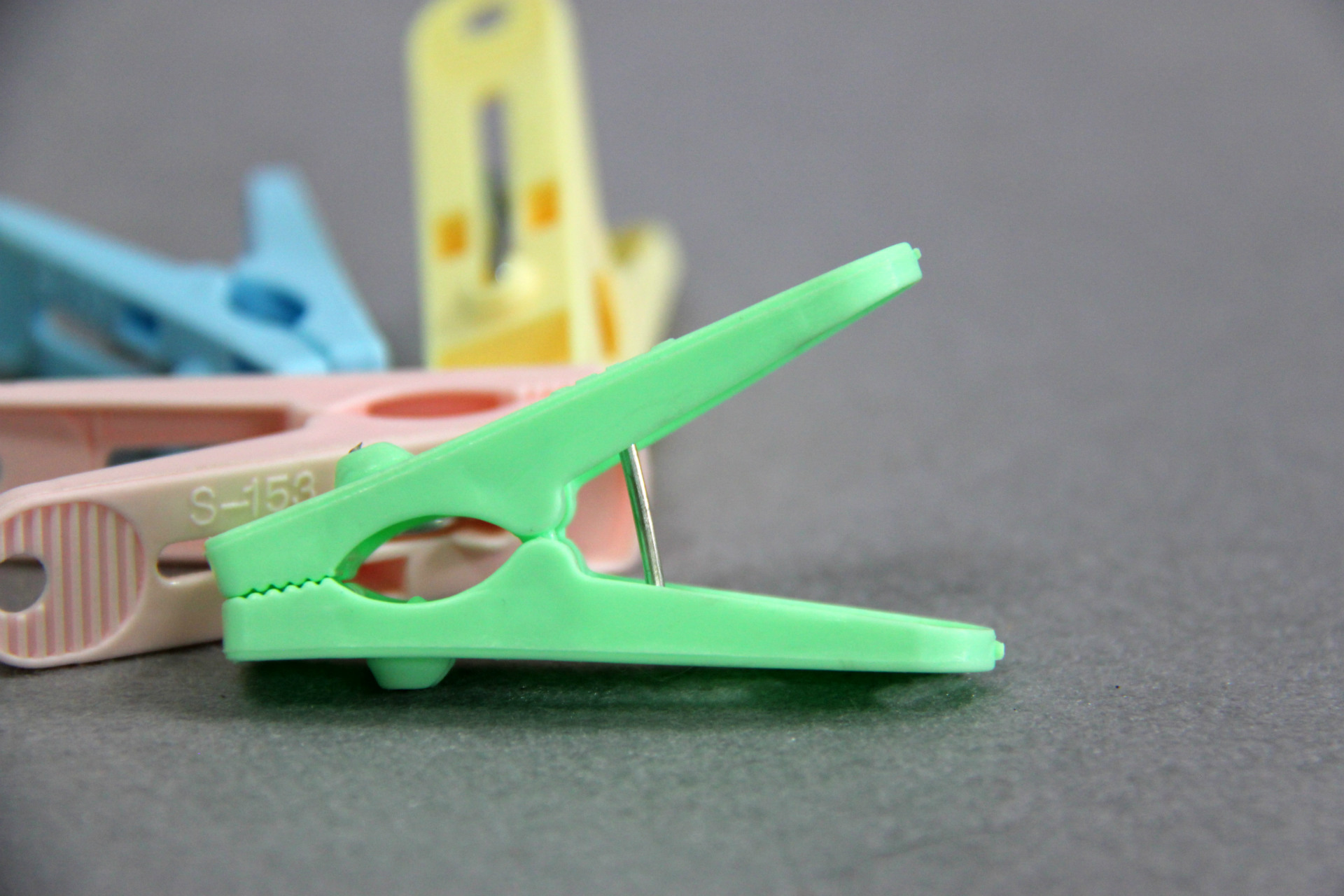 厂家在线直批16pcs迷尔强力衣夹 s153强力塑胶夹子