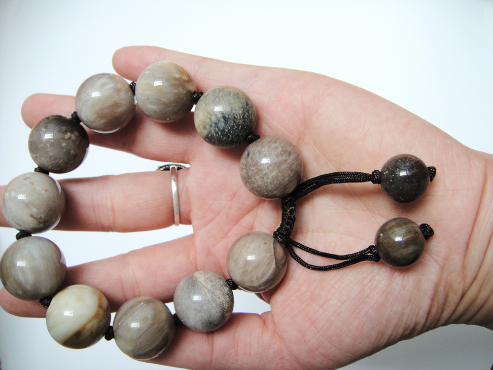 走量厂家直销缅甸a货天然树化玉 木化石 硅化木手链手串大量批发