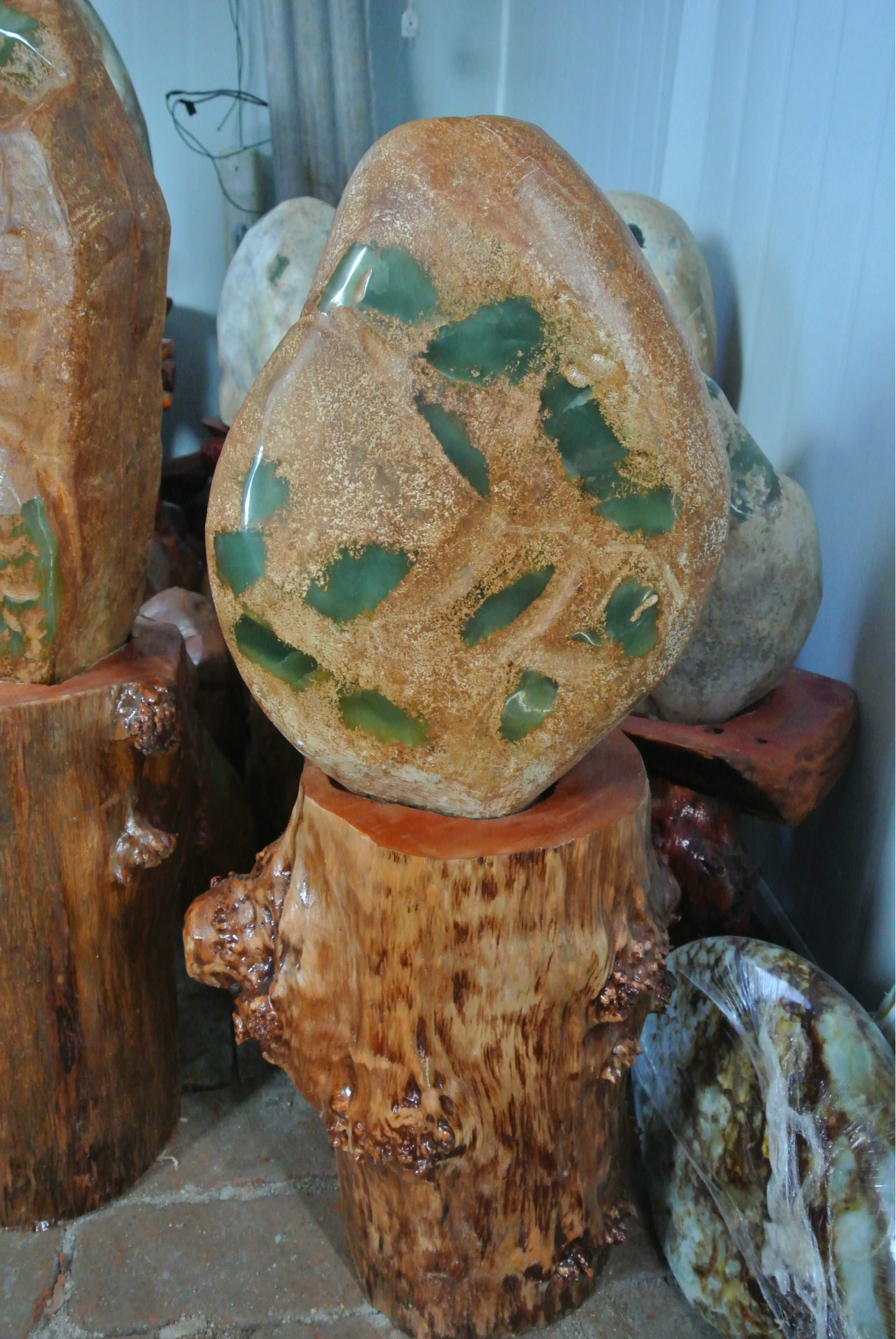 天然的玉石,不可能象人造的玻璃那样完美,天生的棉纹.冰 裂.