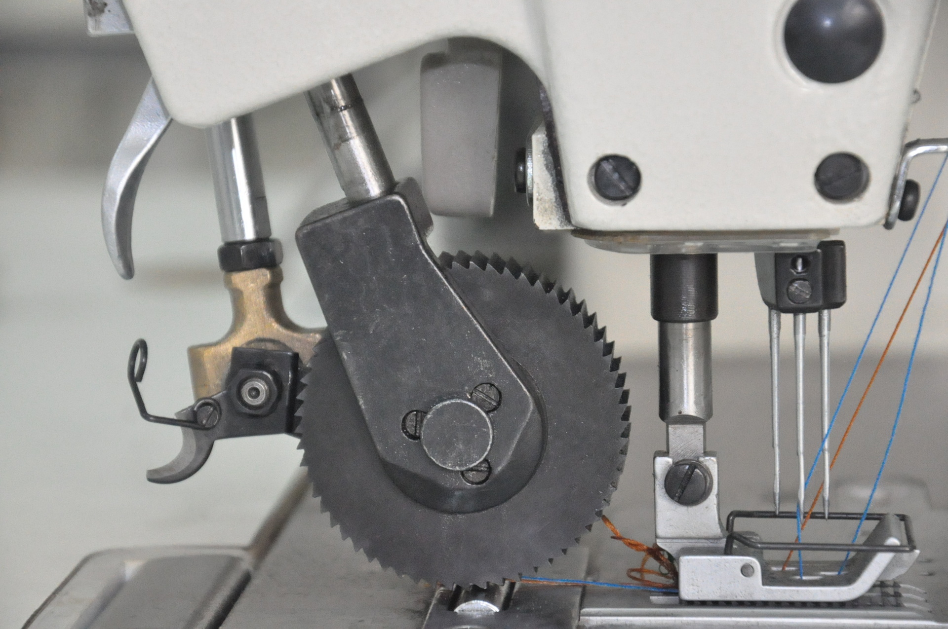 cm-3883 高速链式缝纫机(拖轮型)