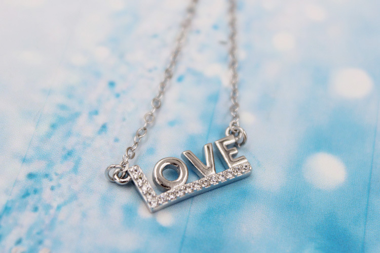 【赠送证书】正品s925纯银饰品 唯美锆石微镶love字母锁骨项链