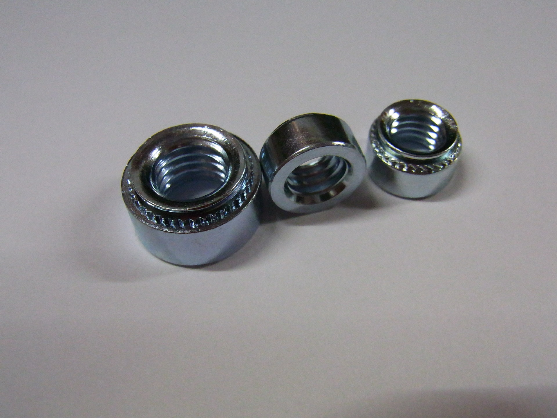 s(cls)系列压铆螺母为安装内螺纹到精密的金属板材料产品上提供了简单