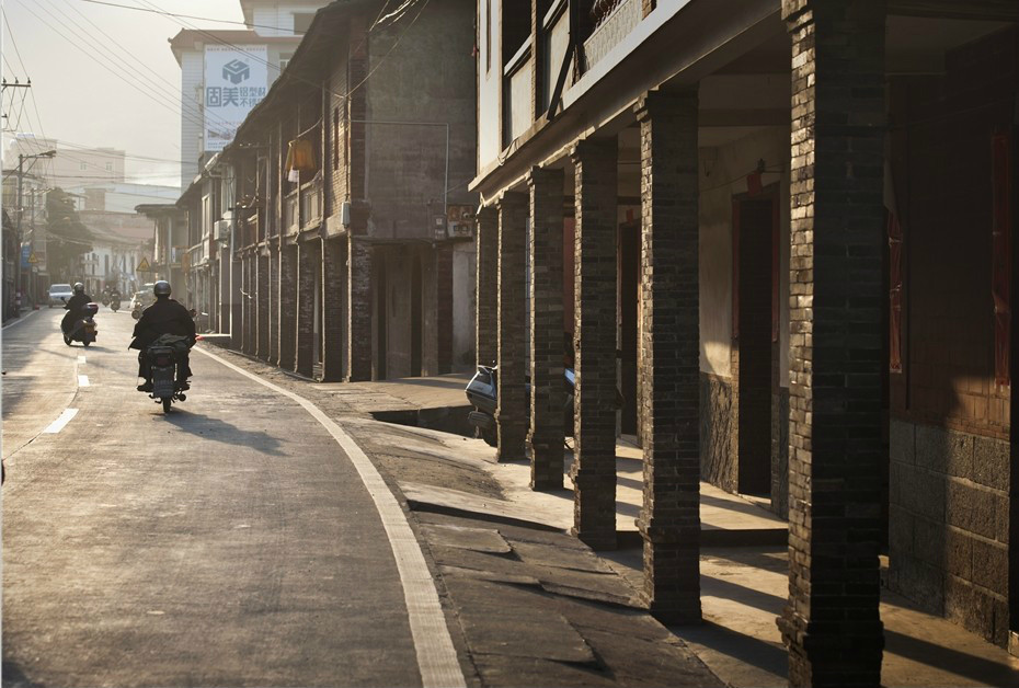 早晨的古街,人们日出而作,日落而息, 一派宁静祥和