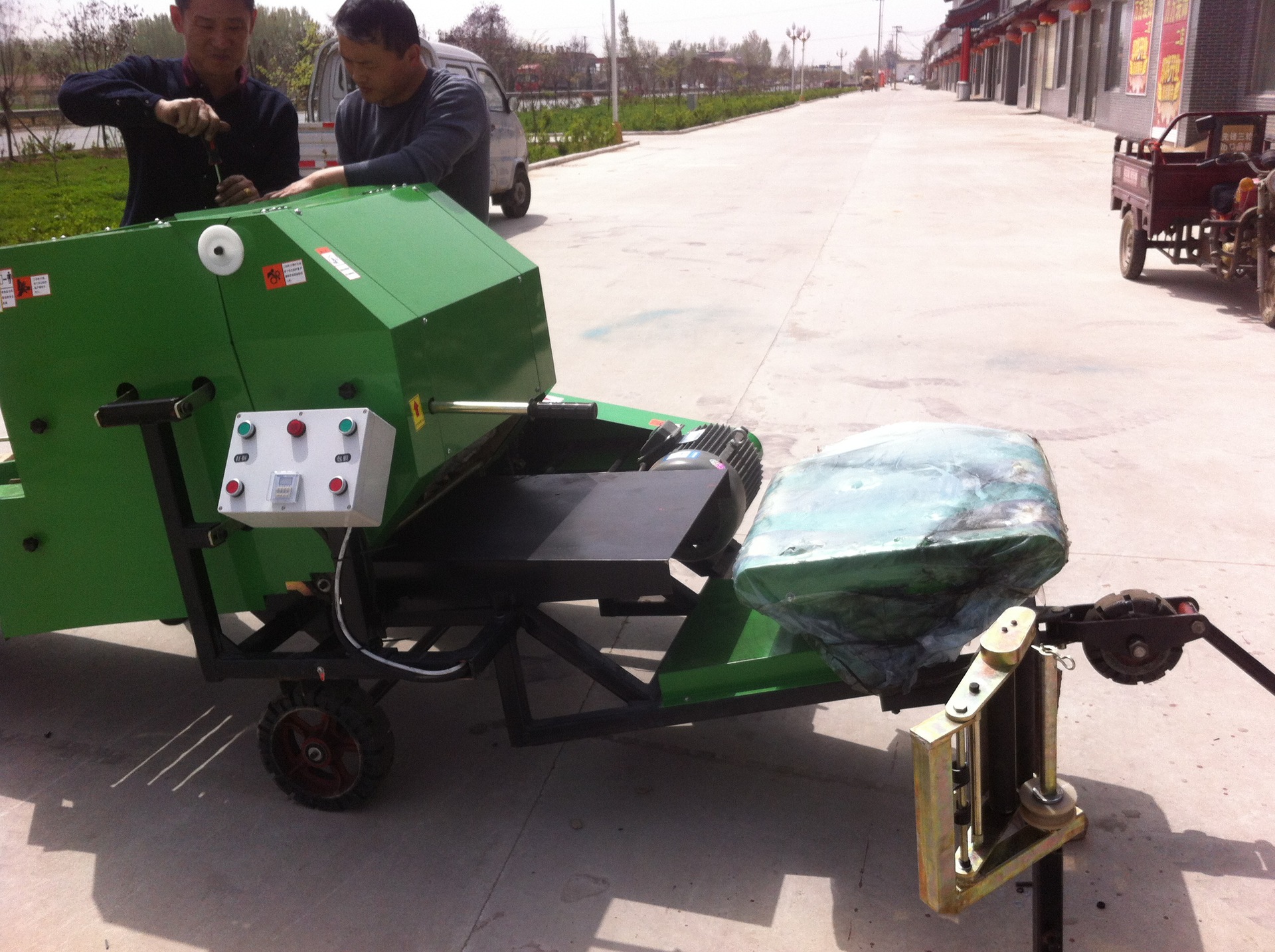 推出销售中最新打捆包膜一体机好消息全国曲阜仁达机械火热