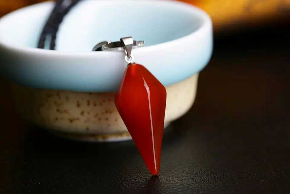 天然红玛瑙菱形吊坠