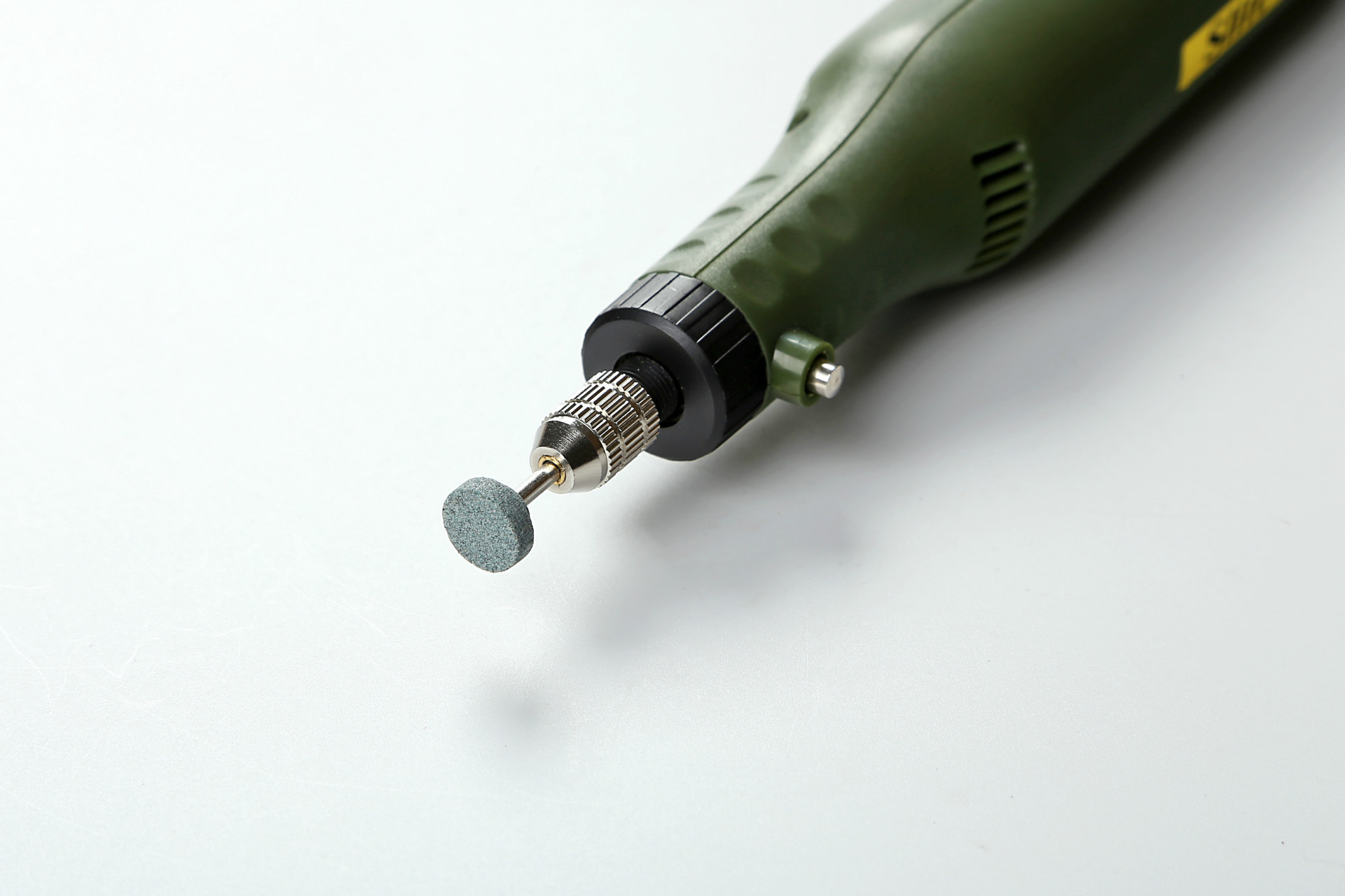 电源电压 220v 输入功率 40(w)  空载转速 5000-20000(rpm)  磨头直径