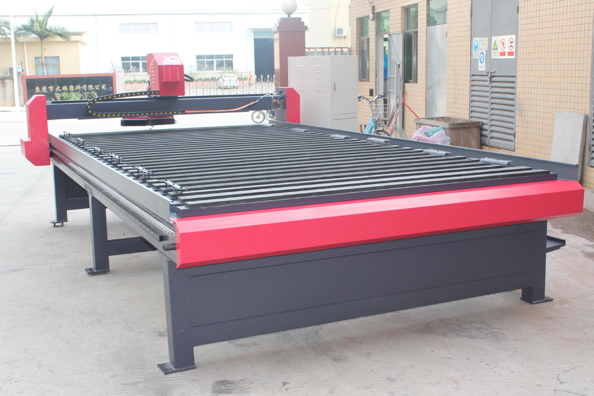 厂家直销广州/深圳各种型号铝塑板开槽雕刻机13826956654