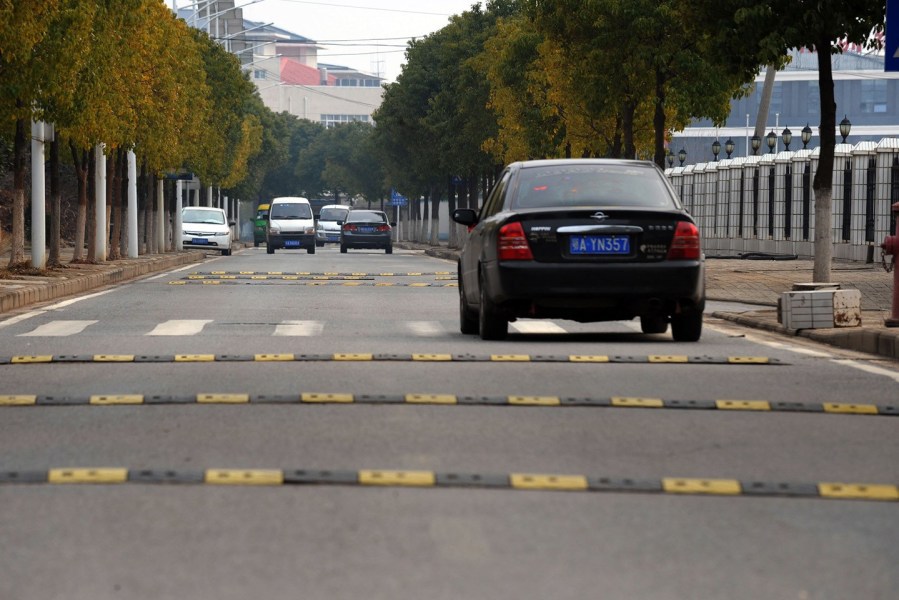 交通设施有限公司销售 交通设施橡胶减速带 单车道路减速带