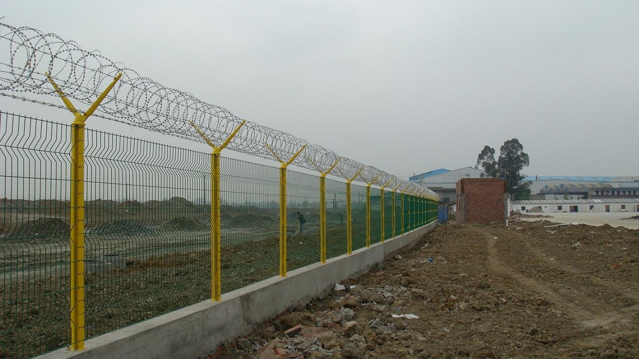 安平冠雄直销坚固防盗桃型柱护栏网 美观大方金属公路护栏围栏网