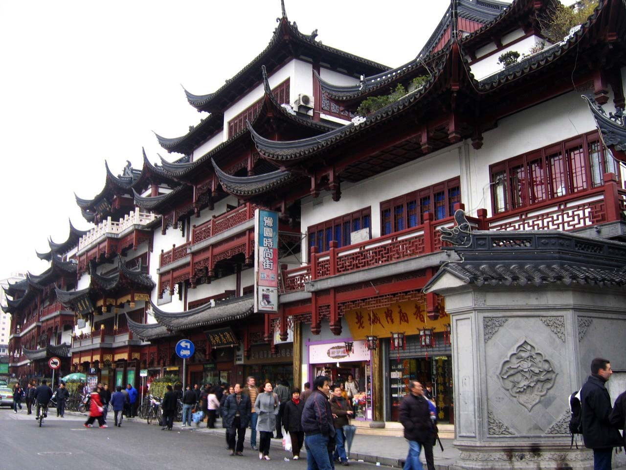 上海年代最为久远的商业区域,各种小吃餐厅,古玩商铺和小商品市场鳞次