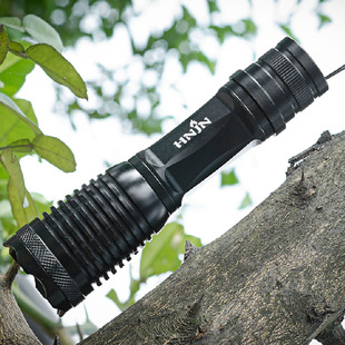 t6强光手电筒 远射变焦led强光手电 骑行防身迷你充电家用 批发