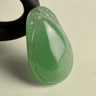 时尚女款水滴吊坠 天然a货东陵玉石 翡翠色晶莹剔透 水珠挂件玉坠