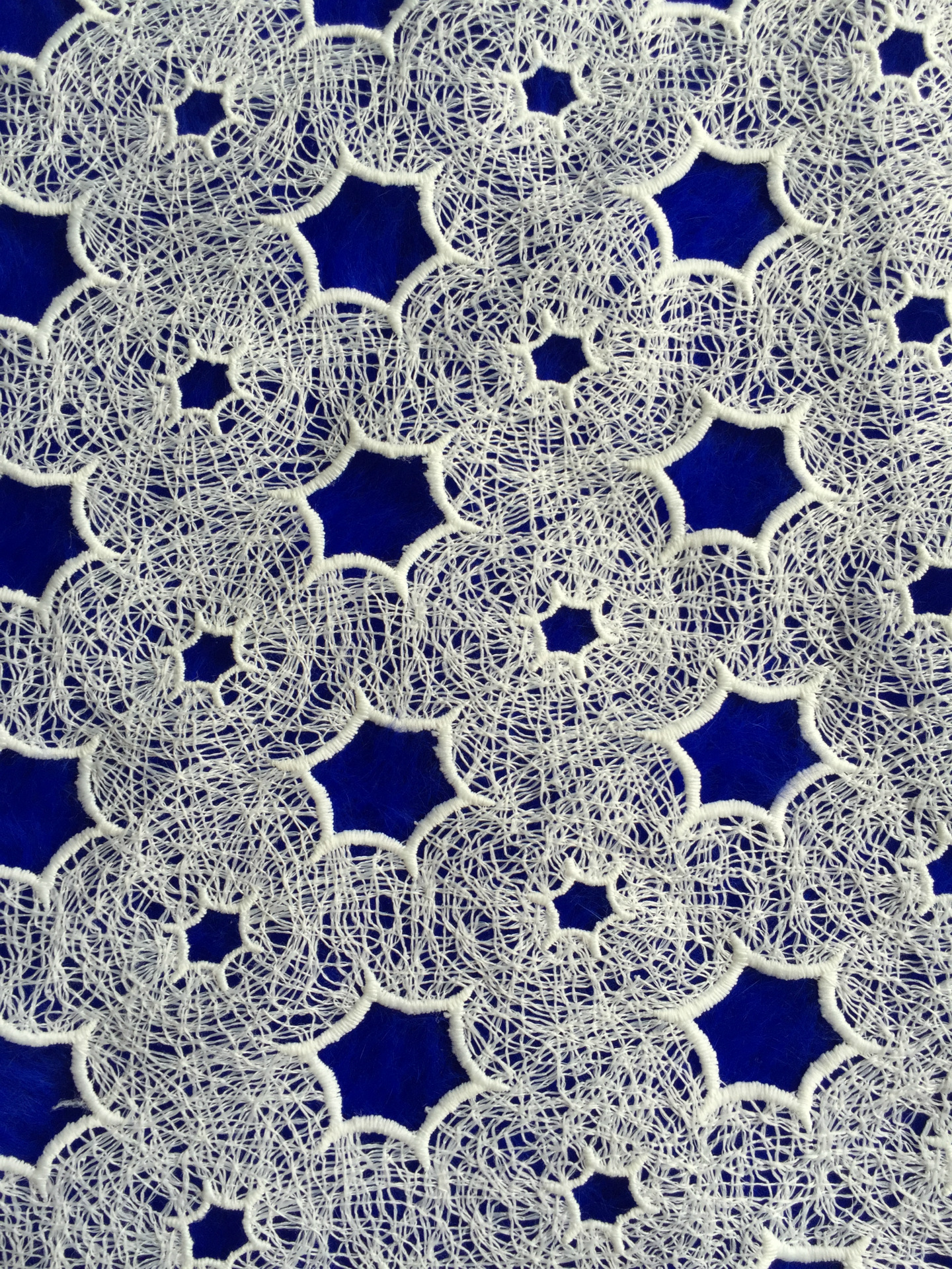 新款高档牛奶丝水溶蕾丝绣花面料 爆款精品铜钱花图案服装面料