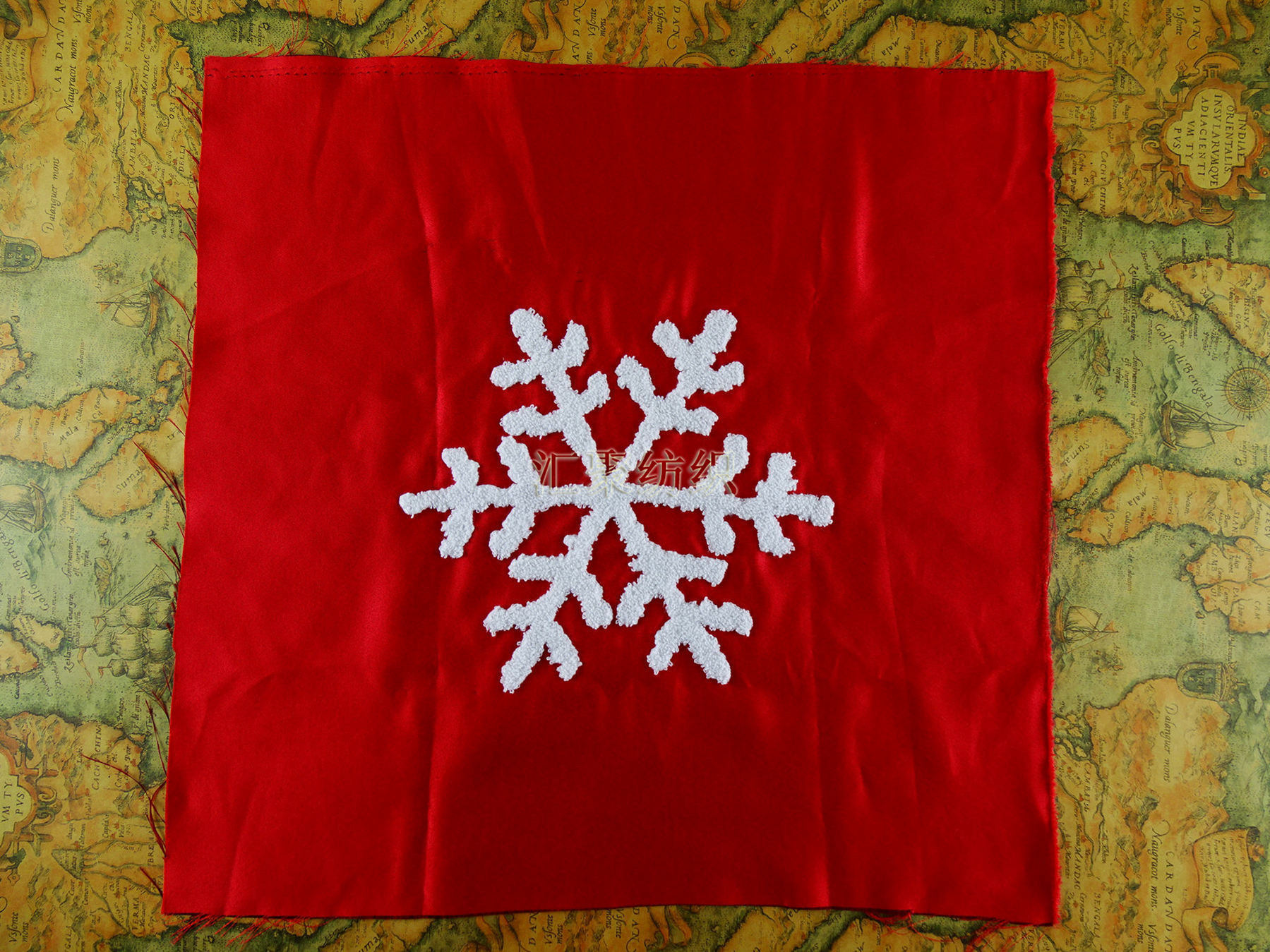 毛巾绣抱枕 定位雪花裁片绣 单色毛巾绣 电脑绣花加工