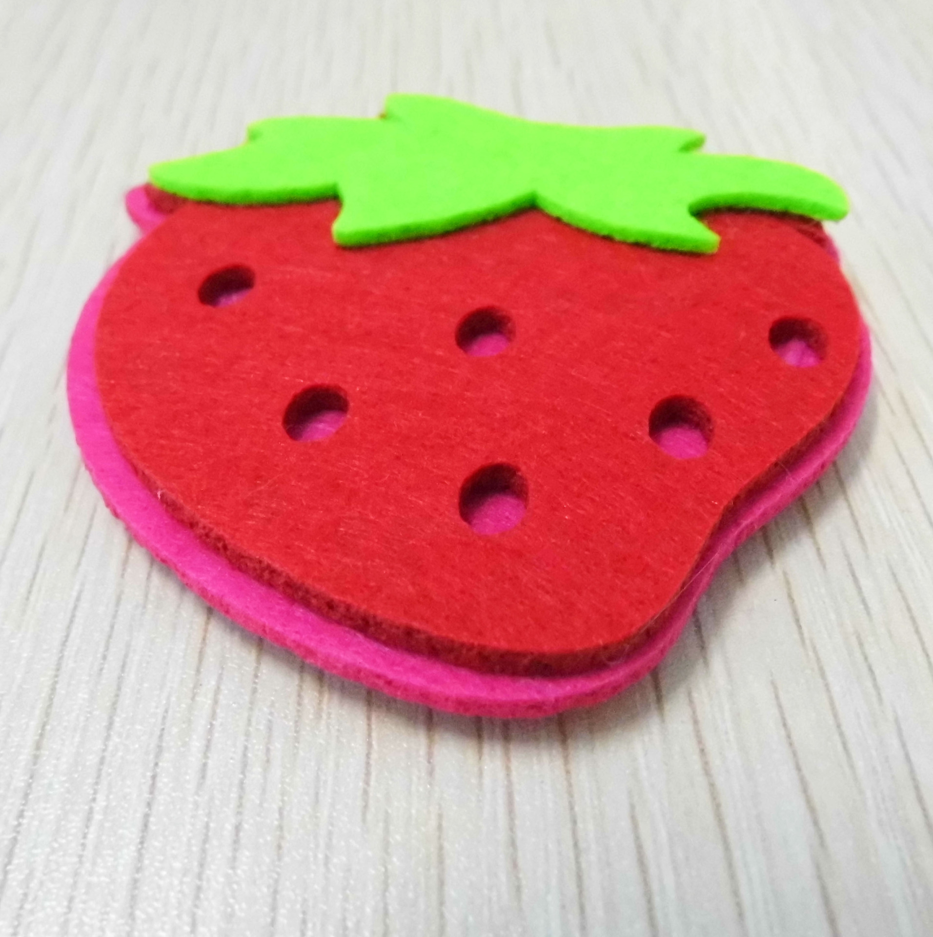 卡通创意无纺布草莓幼儿园装饰配件 彩色草莓布料贴饰家居搭配