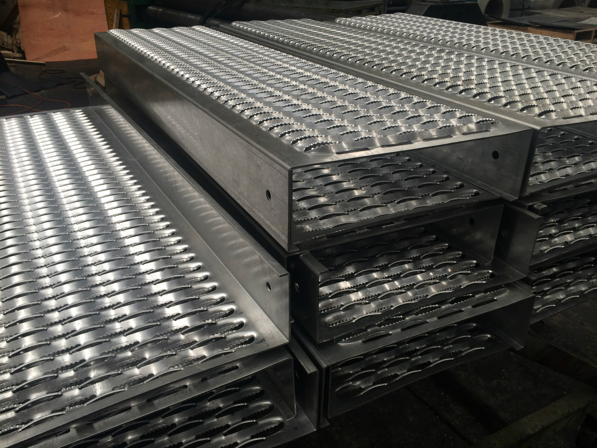 厂家直销鳄鱼嘴齿形踏步铝合金防滑板