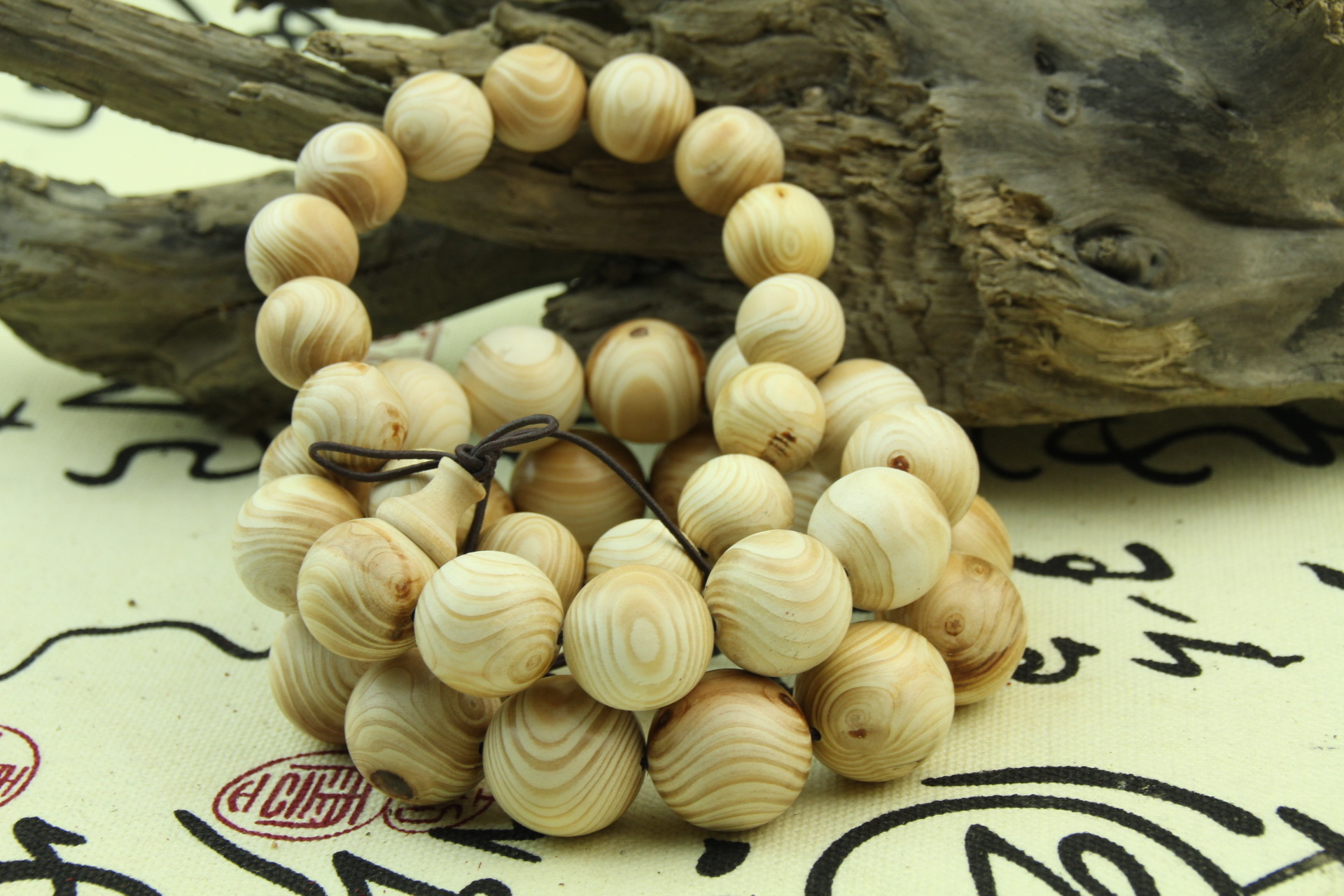 批发天然象牙木对眼鬼脸木质佛珠饰品手串 跑江湖地摊货源