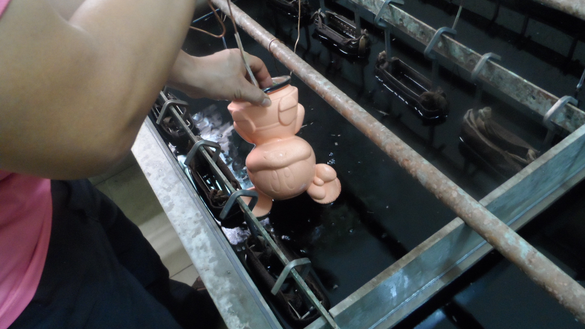 厂家专业产销批发定做pvc搪胶玩具小礼品电镀铜模蜡样雕刻设计