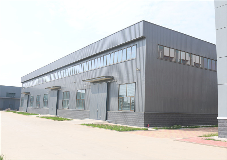 此厂房长60米,宽22米 占地20平米 该厂房用于加工机械配件使用