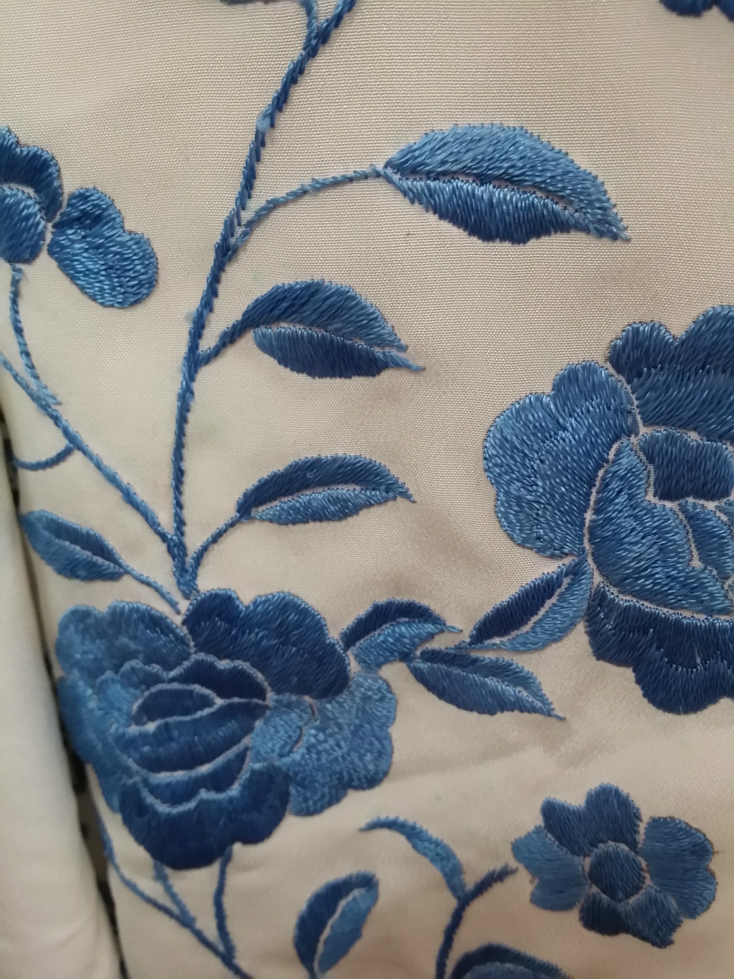 2015新款民族特色手工双面绣机绣上等真丝面料厂家直销定制黄围巾