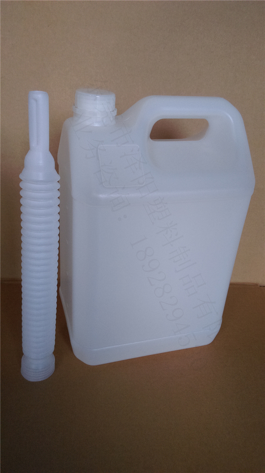 10升车尿素塑料桶10kg扁塑料瓶水油酒胶水壶化工桶加注管10公斤桶