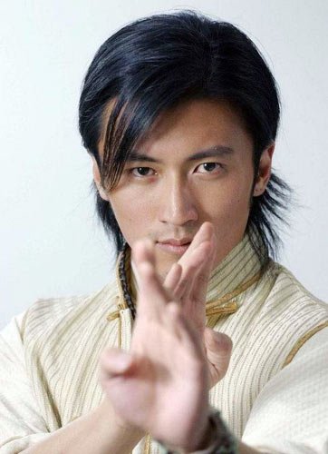 据说在早年谢霆锋的专辑中,至少有《因为爱所以爱》,《边走边爱》